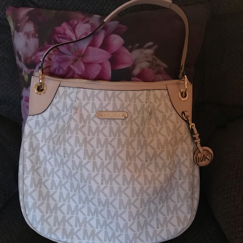 Michael kors bucket bag